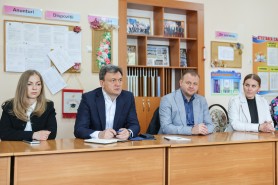 Dorin Recean, în discuții cu profesorii la Doroțcaia: „Prioritatea Guvernului este ca tinerii să aibă acces la o educație modernă și performantă”